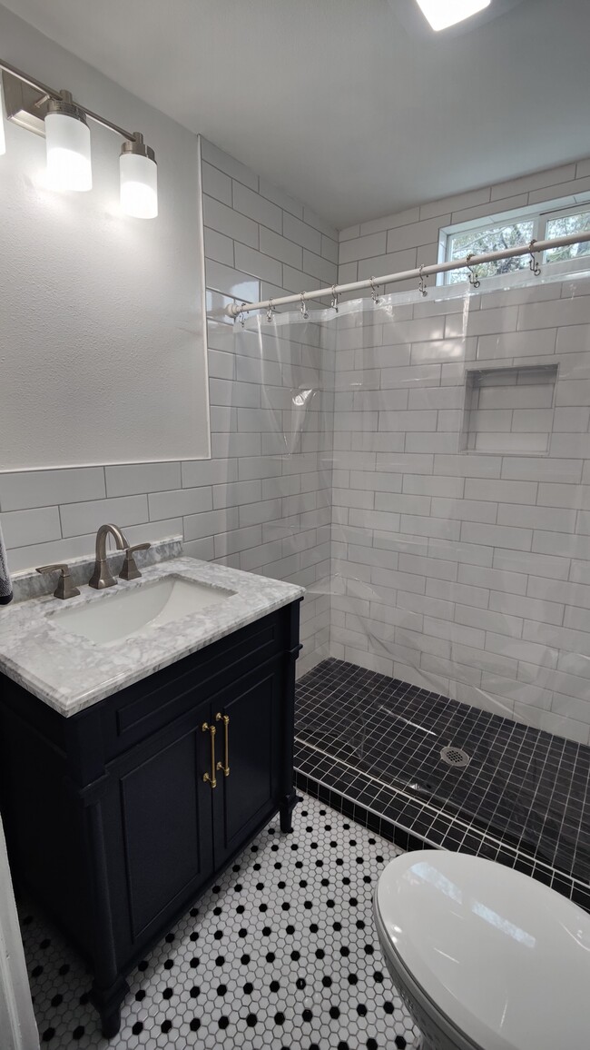 Bathroom - 115 Amundsen St