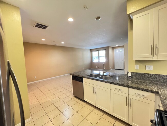 Building Photo - Beautiful 3 Bedroom 2.5 Bathroom Townhome ...