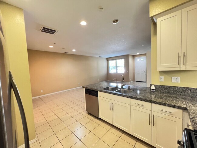 Foto del edificio - Beautiful 3 Bedroom 2.5 Bathroom Townhome ...