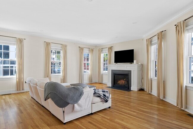 Foto del edificio - 402 E 3rd St