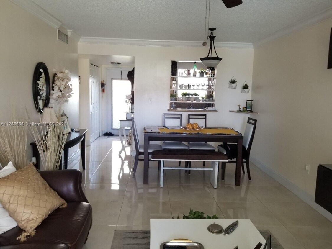8465 Sunrise Lakes Blvd Unit 106, Sunrise, FL 33322 Condo for Rent in