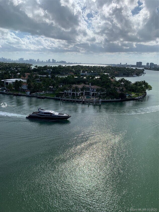 Primary Photo - 6700 Collins Ave