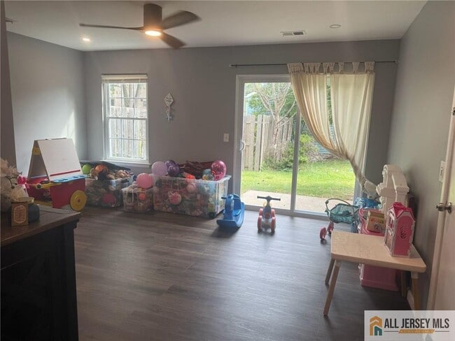 Building Photo - 22 Woodbury Rd