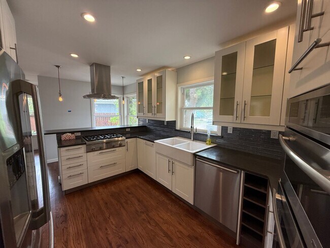 Foto del edificio - Stunning 4 Bed / 3 Bath Pacific Beach Home...