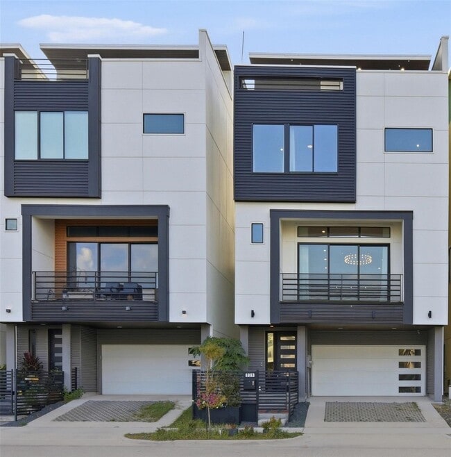 Building Photo - 529 Memorial Heights Dr