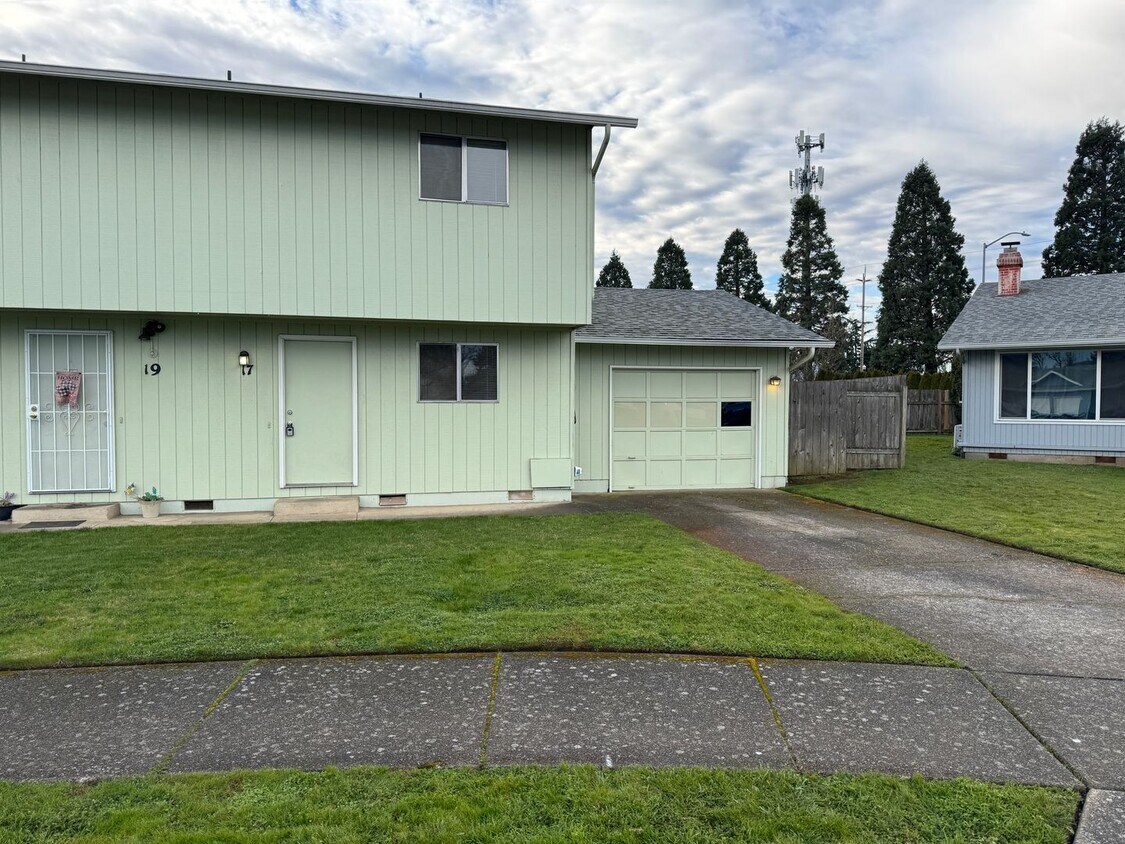 Updated 2 bedroom 1 1/2 bath duplex in Springfield! MOVE IN SPECIAL! - Updated 2 bedroom 1 1/2 bath duplex in Springfield!  MOVE IN SPECIAL!