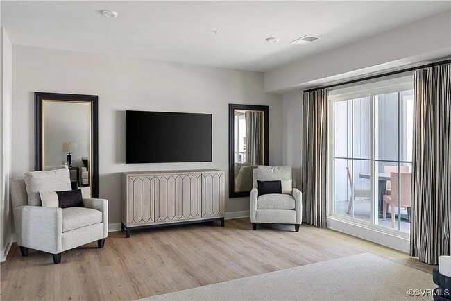 Foto del edificio - 8049 Lake Laurel Ln