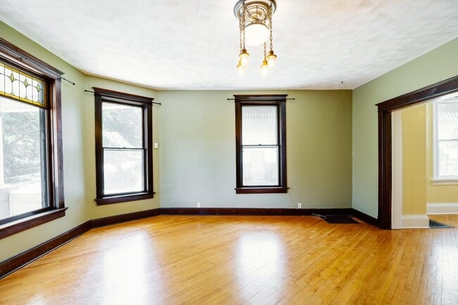 Building Photo - 609 W 3rd St