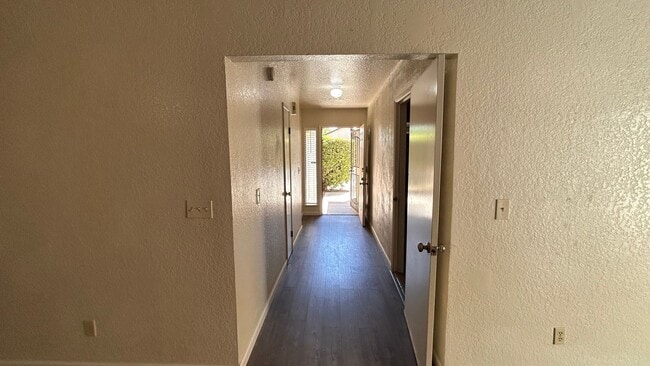 Building Photo - 545 Navarre Pl