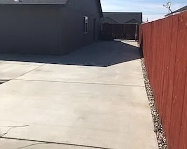 Building Photo - Three-bedroom House