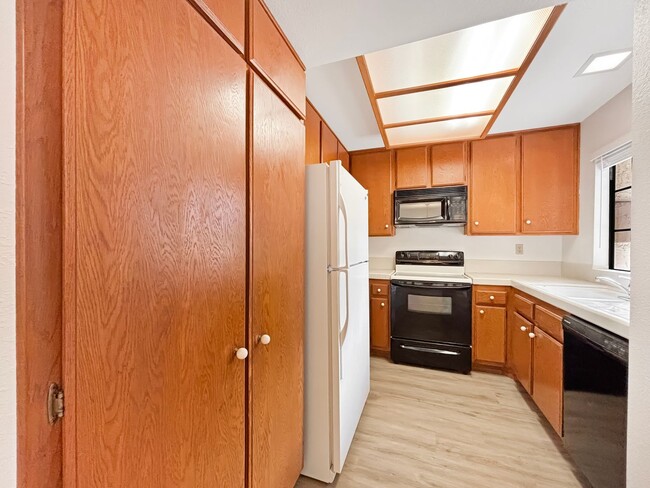 Building Photo - Charming 2BD/2BA Condo in La Jolla Village...