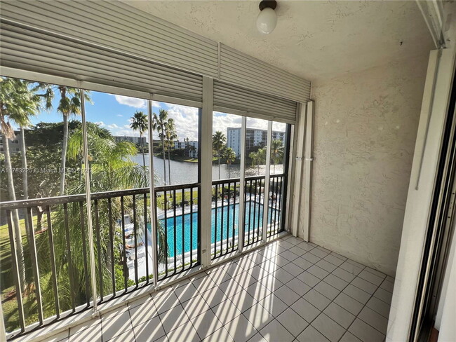 Building Photo - 2220 N Cypress Bend Dr