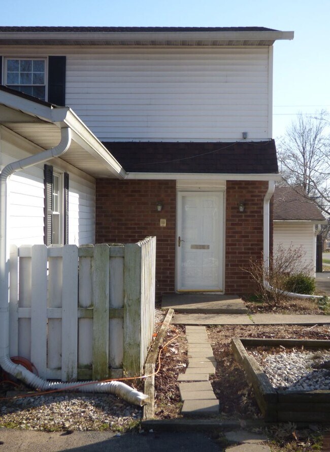 Foto del edificio - COMING SOON! Beautiful All Electric Townhome! Converted Garage, W/D, Small Pets Ok!