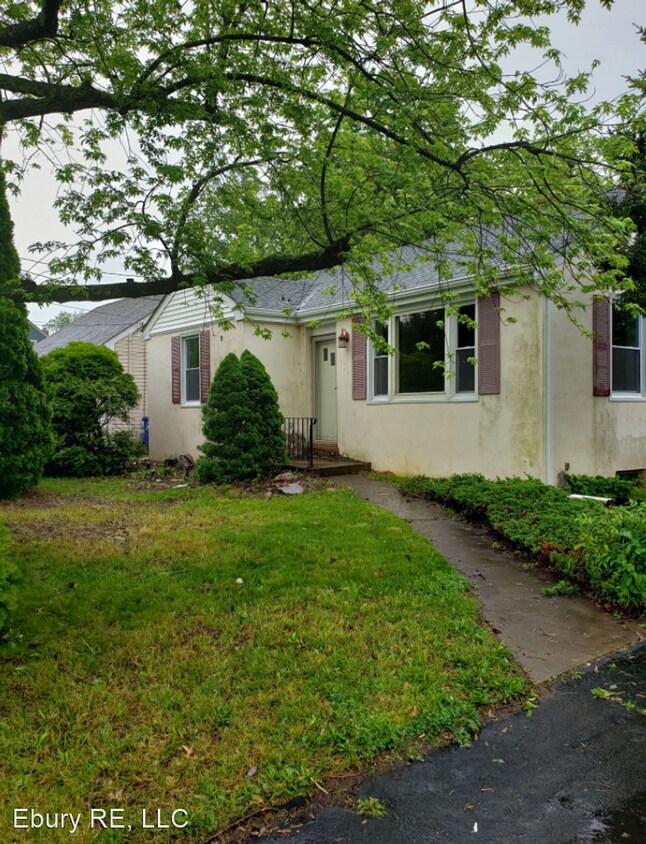 Primary Photo - 875 East Dr