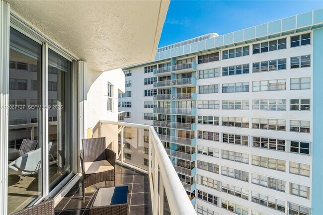 Foto del edificio - 5880 Collins Ave