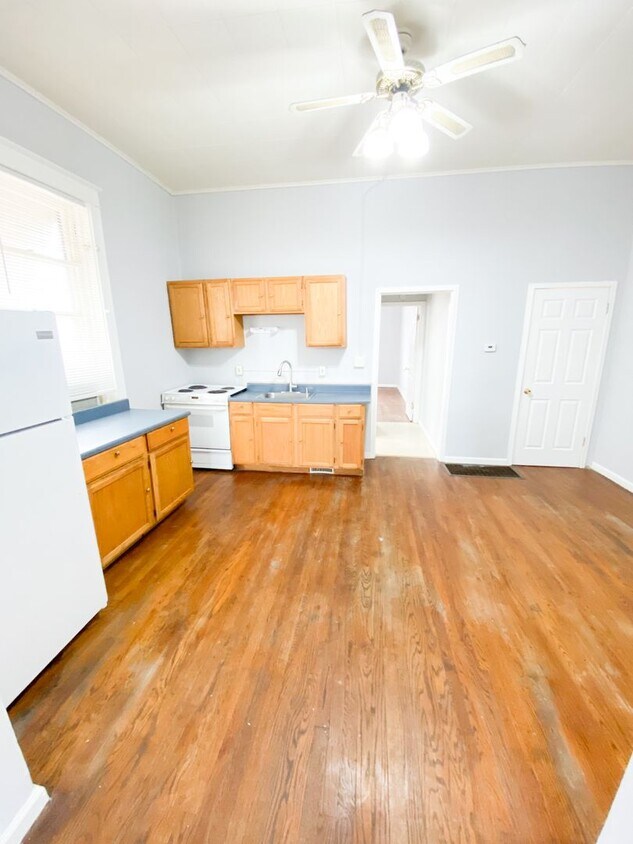 Foto del edificio - 1 Bed/1 Bath! Hardwood floors! Gas included! Ask about our move-in special!