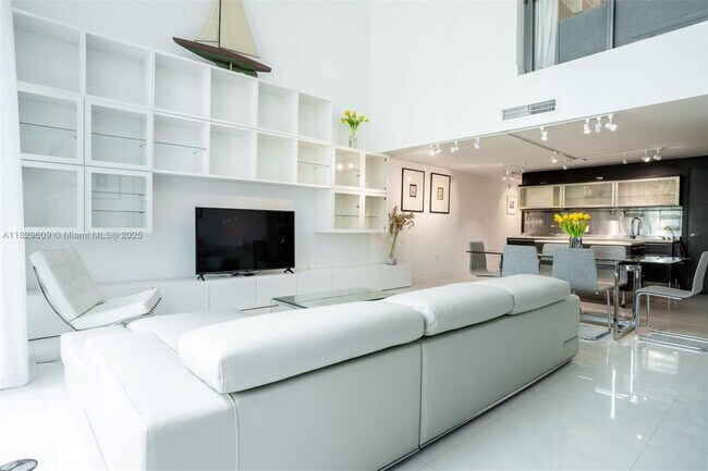 Building Photo - 6000 Collins Ave