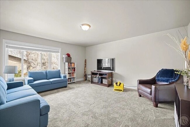 Building Photo - Spacious 3BR/2.5BA Furnished Townhome | Pe...
