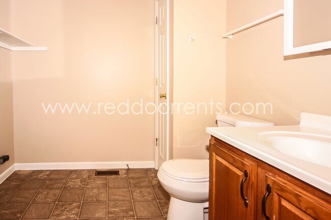 Foto del edificio - PENDING APPLICATIONS! Camby 2 BD, 1.5 Bath...