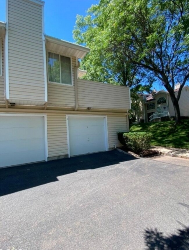 Building Photo - 8 Dunbar Ct