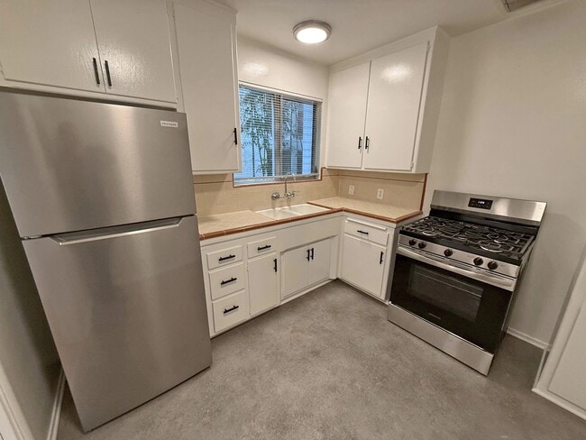 Building Photo - 1236 N Sweetzer Ave