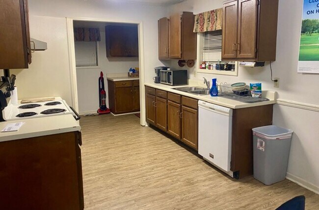 Foto del edificio - 110 Botts Ave