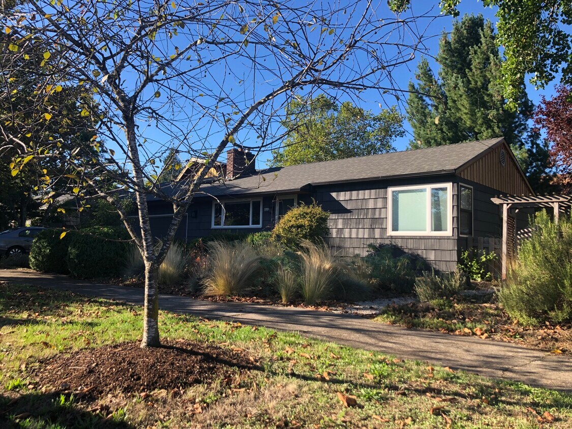 Foto principal - 4641 NE Shaver St