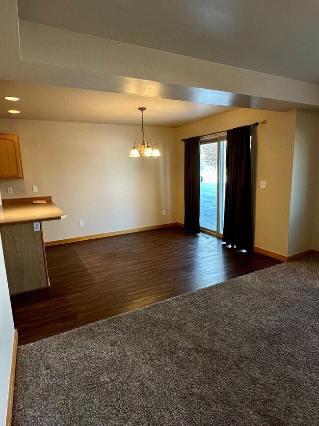 Building Photo - Spacious & Updated Townhome in Broadwater Court!