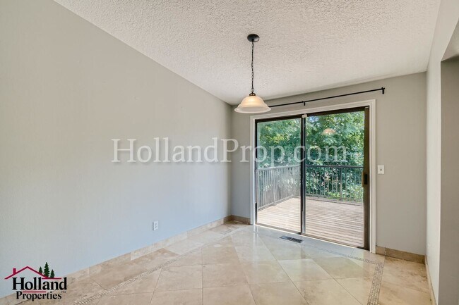Building Photo - Very Spacious and Gorgeous Home in Milwauk...