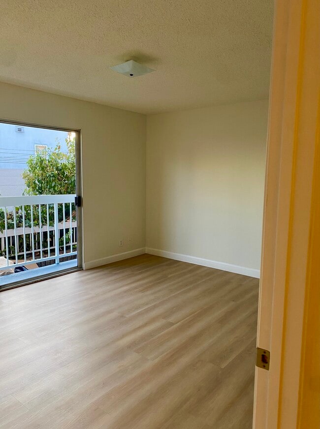 Building Photo - 1511 N Mariposa Ave