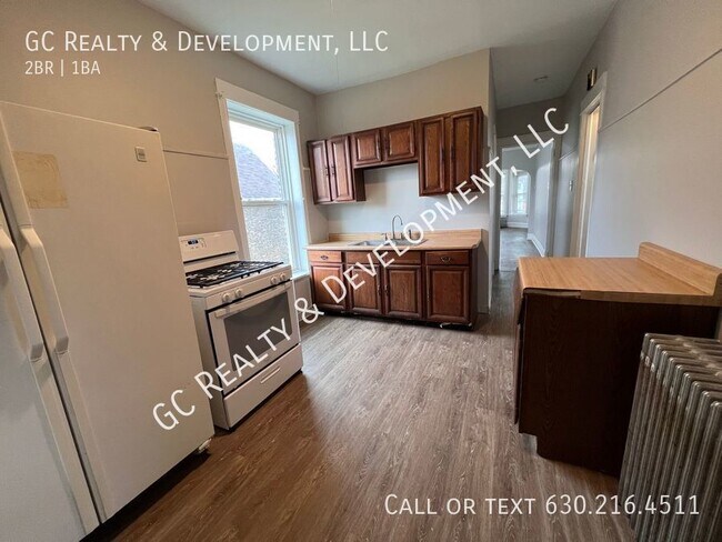 Building Photo - ***HEAT INCL / 2 BDRM / WOOD PLANK FLOORIN...