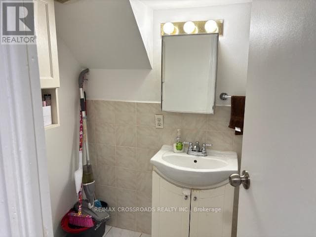Building Photo - 307 Glebemount Ave