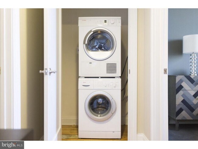 Building Photo - 230 N 21st St