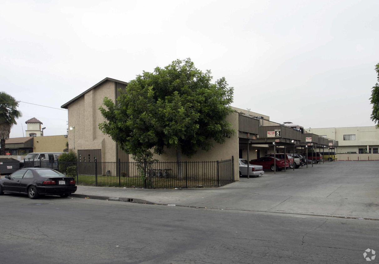 Primary Photo - 3025-3031 Lashbrook Ave