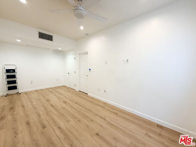 Foto del edificio - 816 N McCadden Pl