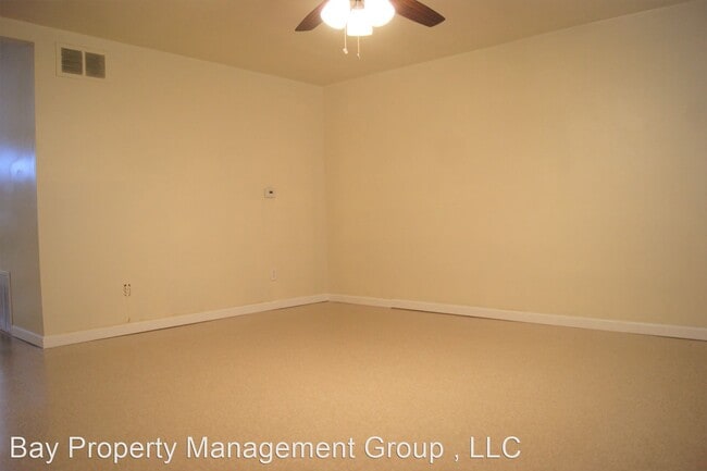 Building Photo - 3 br, 1 bath House - 811 Regis Court