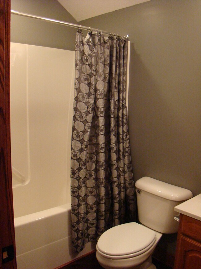 Full Bath - 509 E 7th St