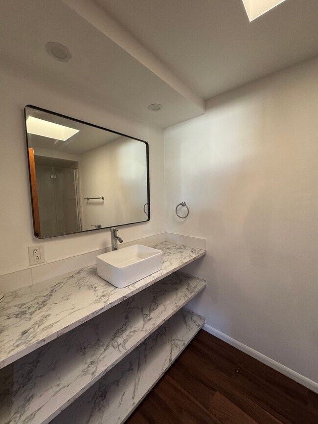 Building Photo - Charming 3bd 2ba apartment