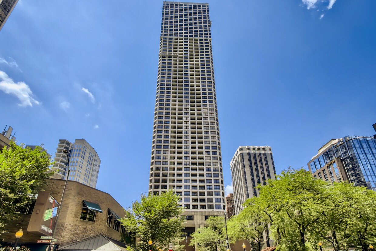 Foto principal - 1030 N State St