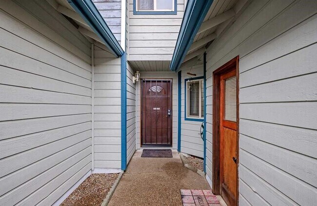 Building Photo - Darling Townhome in NE Corvallis