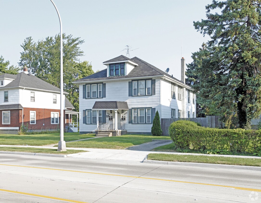 Building Photo - 256-258 Cass Ave