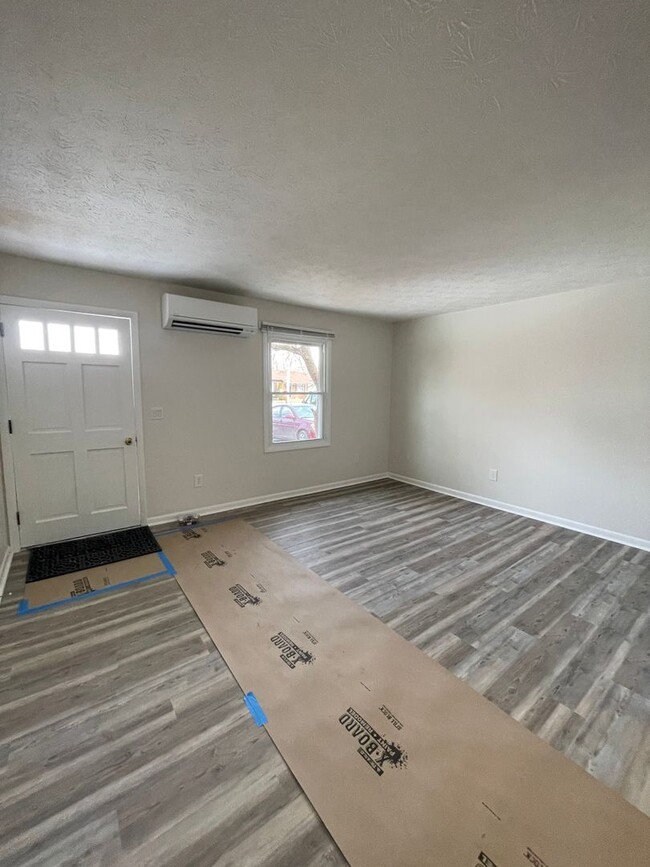 Building Photo - Newly Remodeled Apartment for Rent