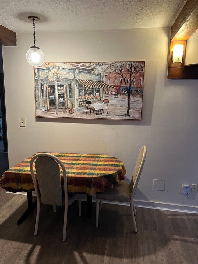 Building Photo - 233 S 4th St