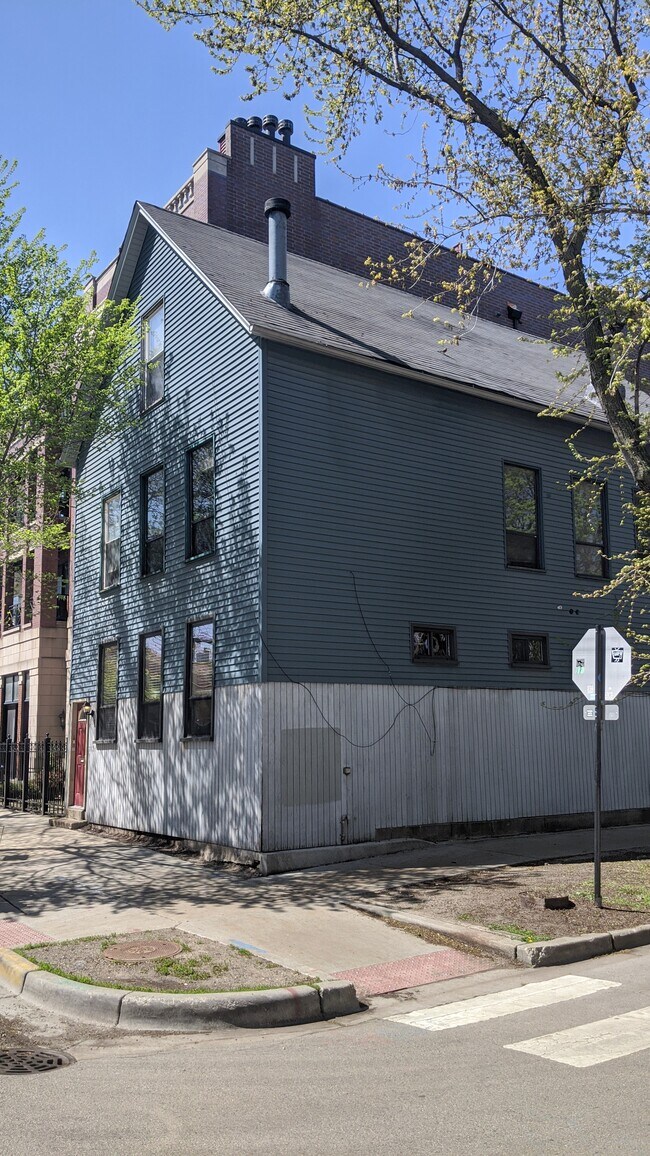 Foto del edificio - 2825 N Sheffield Ave