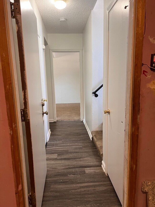 Building Photo - Large 3 Bedroom 2 Bathroom located in Gree...