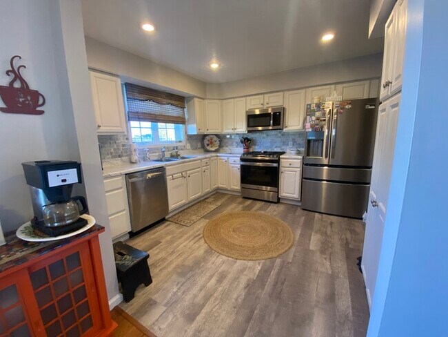 Foto del edificio - Gorgeous 3 bedroom 2.5 bath with one stall detached garage and fenced in backyard for rent!