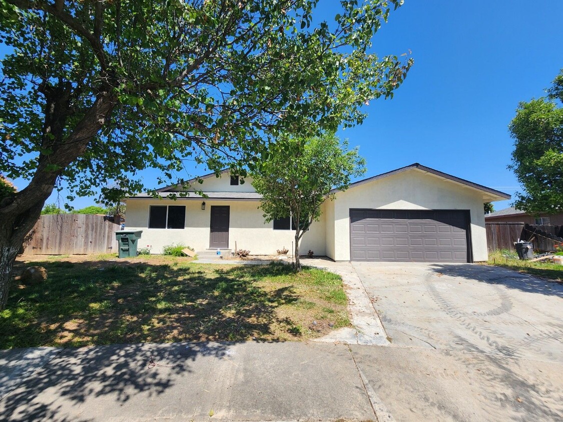 Foto principal - Beautiful Remodled, 4 Bedroom Home!