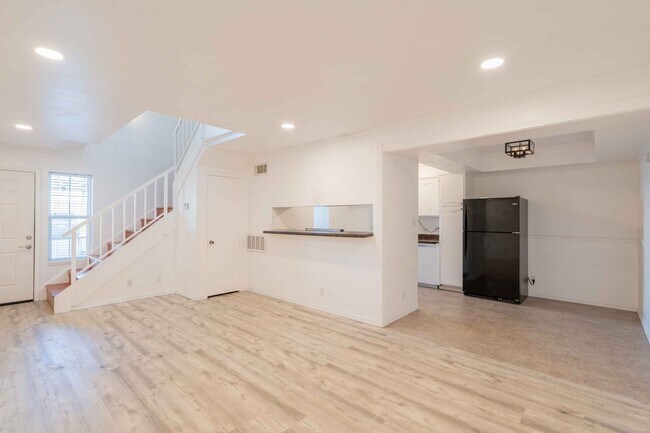Foto del edificio - 2220 E 66th Pl