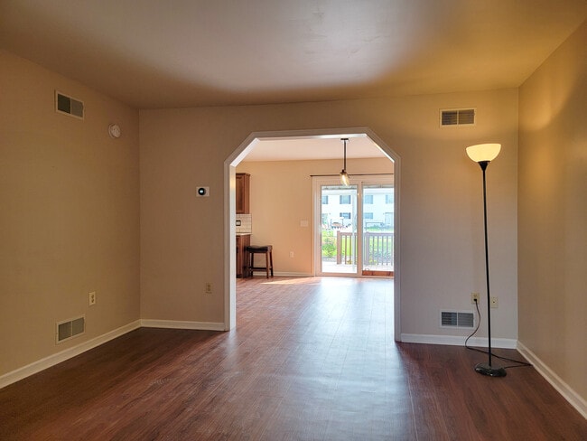 Foto del edificio - 390 Acorn Cir