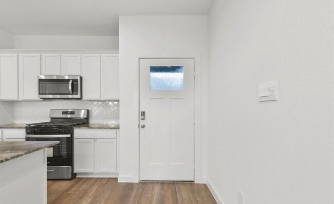 Building Photo - 3014 La Latina Dr